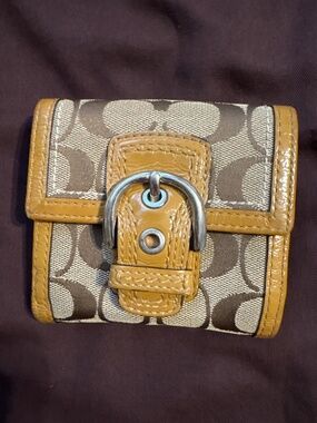 Coach soho British tan patent leather y2k small wallet with silver buckle